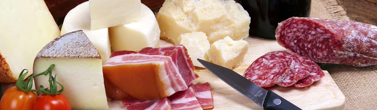 Farmhouses in Tuscany with typical products