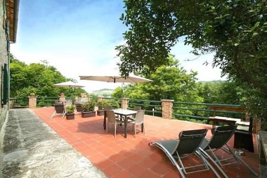 Bondgård med pool och lägenheter i Acquapendente