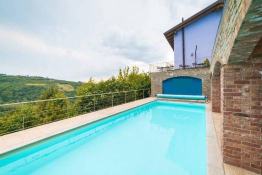Quinta com piscina e restaurante em Langhe