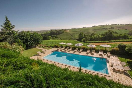 Farmhouse with swimming pool and restaurant near Asti