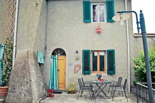 Apartments mit Gartenmöbeln im Bauernhaus Mina Rosa