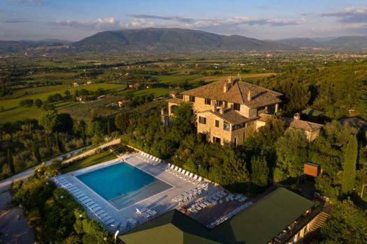 Famhouse with tennis court in Umbria
