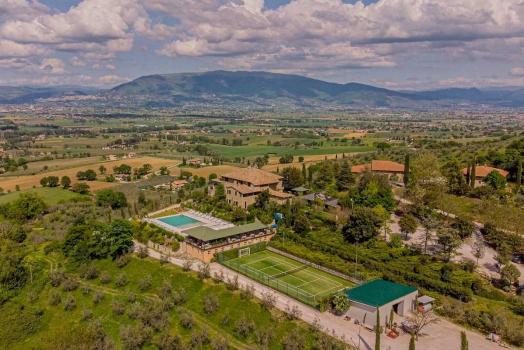 Famhouse with tennis court in Umbria