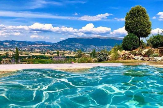 Panoramic swimming pool in farmhouse near Assisi
