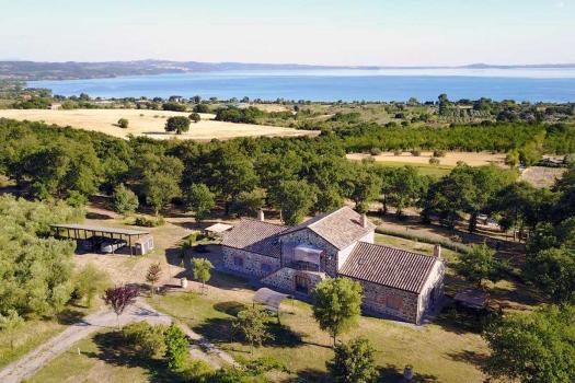 Дом с бассейном у озера Больсена