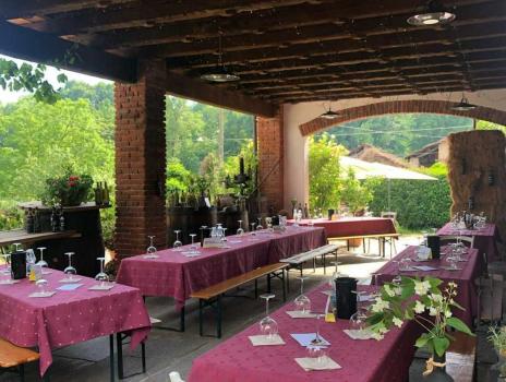 Avkopplande vistelse på en bondgård i Novara-kullarna i Piemonte med DOC-vinprovningar.