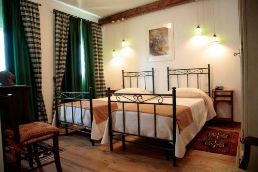 Room in B&B with pool- Cavalli