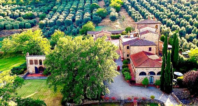 Apartments in a farmhouse with views of the Tuscan hills