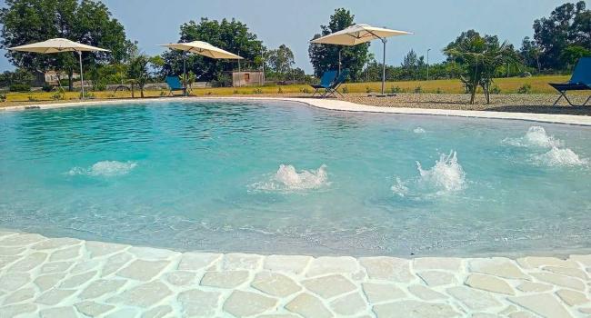 Bio jezero s slano vodo in whirlpoolom
