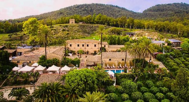 Bondgård med pool och restaurang på Sicilien i Caltagirone