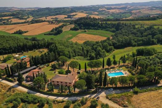 Agriturismo con piscina sulle colline Toscane