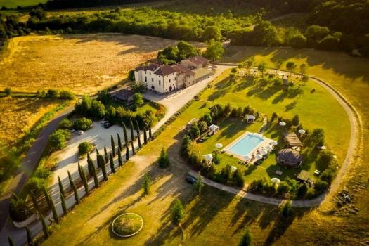Hotel com piscina e restaurante em Capolona, na Toscânia.