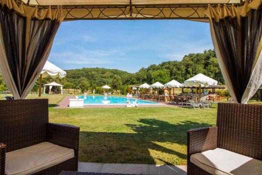 Relais met zwembad en restaurant in Capolona in Toscane