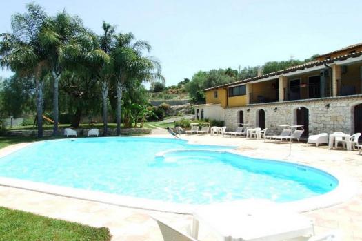 Farmhouse with swimming pool for families in Syracuse