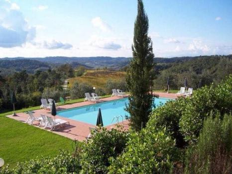 Widok zewnętrzny domu wiejskiego wśród winnic