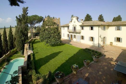 Historische villa met zwembad in Castelfiorentino, Chianti. Gelegen tussen glooiende heuvels, wijngaarden en eeuwenoude olijfgaarden.