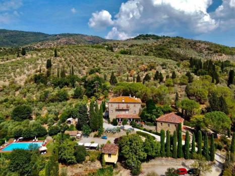 Agriturismo with panoramic swimming pool on the Tuscan hills