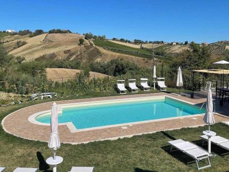 Farma s bazénom v regióne Marche