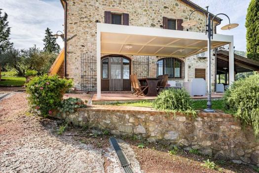 Boerderij ondergedompeld in de groene heuvels van de Alta Valdera in het hart van Toscane