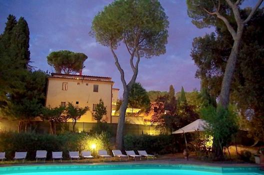 Apartamentos em uma antiga vila na Toscana com piscina