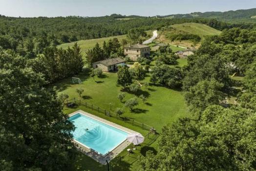 Våningshus med utsikt over åsene i Umbria