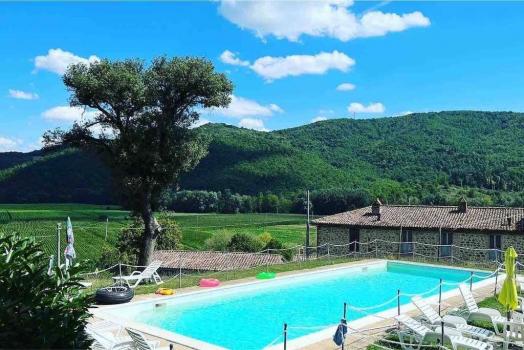 Farmhouse with swimming pool between Umbria and Tuscany