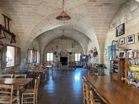 BondegÃ¥rd med typisk apulisk restaurant i Corigliano