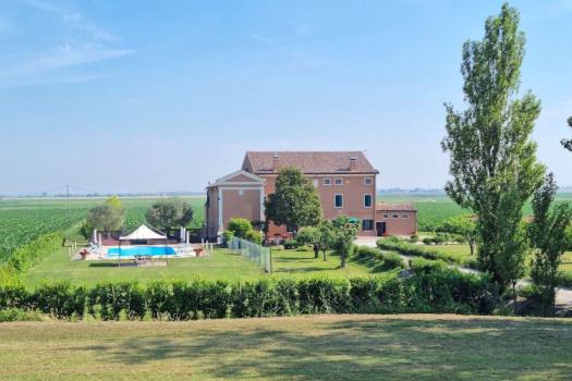 Boerderij met zwembad in de rivierdelta van de Po
