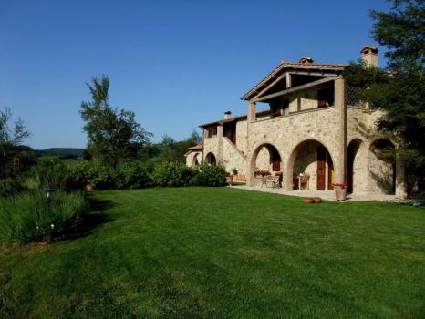 Farmhouse between Umbria and Tuscany
