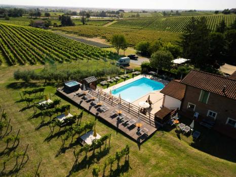 Quinta com piscina e restaurante em Faenza