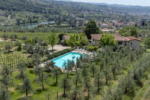 Våningshus med svømmebasseng i Fiesole nedsenket i det grønne i Toscana