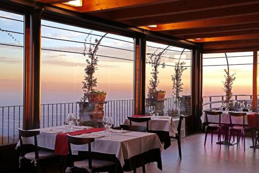 Restaurant met terras op de heuvels van Bergamo