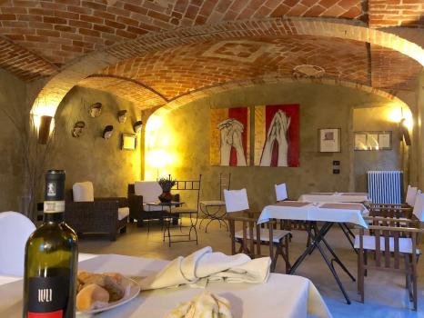 Gårdshus med typisk piemontesisk restaurant i Monferrato