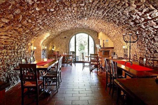 Farmhouse with typical Tuscan restaurant in Chianti near Siena