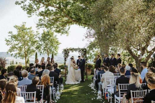 Ceremonias en una casa de campo en Toscana con grandes espacios verdes
