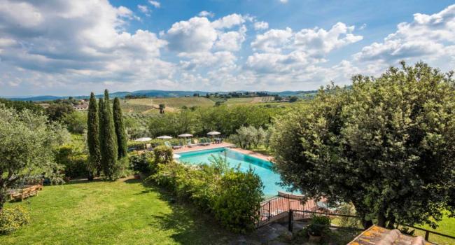 Farmhouse with a view of the Tuscan hills