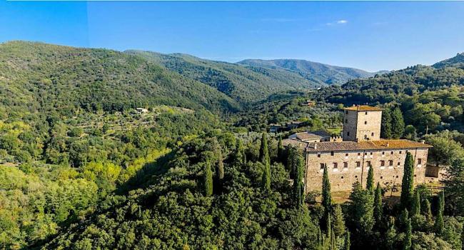 Castle with swimming pool in Chianti