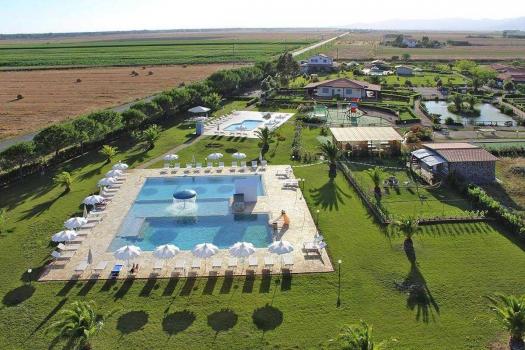 Casa de campo que aceita animais de estimação, com piscina e restaurante perto do mar da Toscânia.