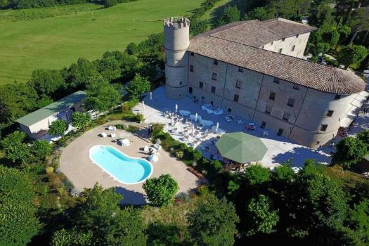 Schloss mit Pool in Umbrien
