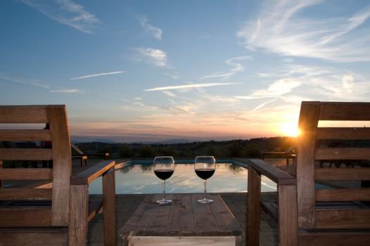 Bondgård med panoramapool i Marche