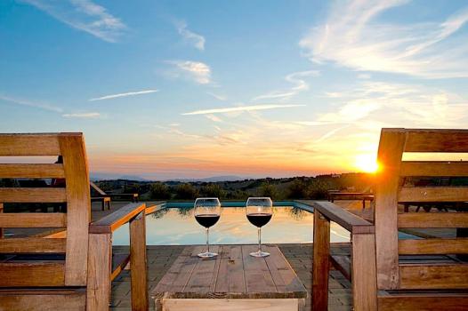 Kmečka hiša s panoramskim bazenom v Marche