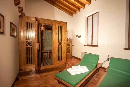 Farmhouse with swimming pool and wellness area between Brescia and Lake Garda