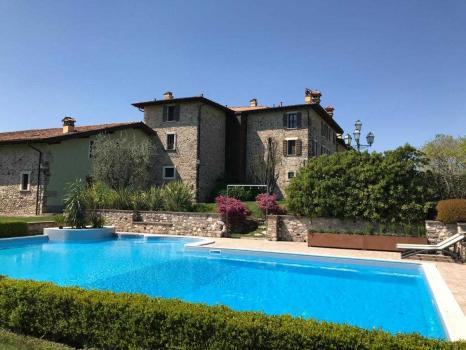 Farmhouse with swimming pool in Bedizzole on Lake Garda