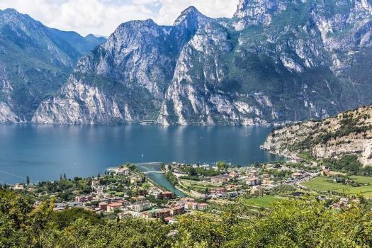 Parasztház medencével a Garda-tó közelében