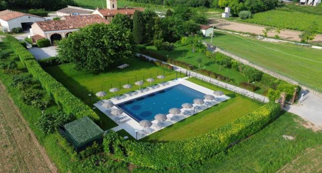 Quinta perto de Mântua com piscina e grandes espaços exteriores