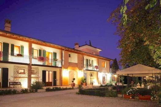 Ferme avec piscine près de Mantoue