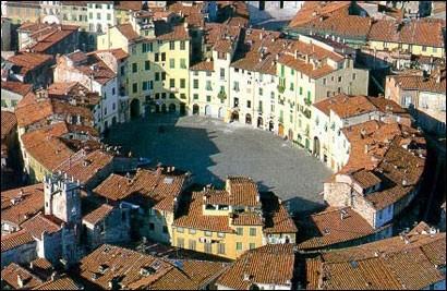 Vista aérea do anfiteatro de Lucca