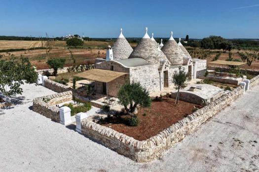 Ein Bauernhaus in Apulien, entstanden durch die Restaurierung eines typischen Trulli-Gebäudes.