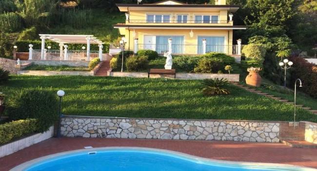 Villa con piscina en Versilia