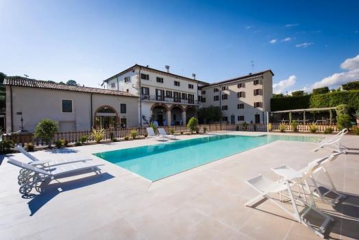 Renovated farmhouse in Valpolicella near Verona with holiday apartments